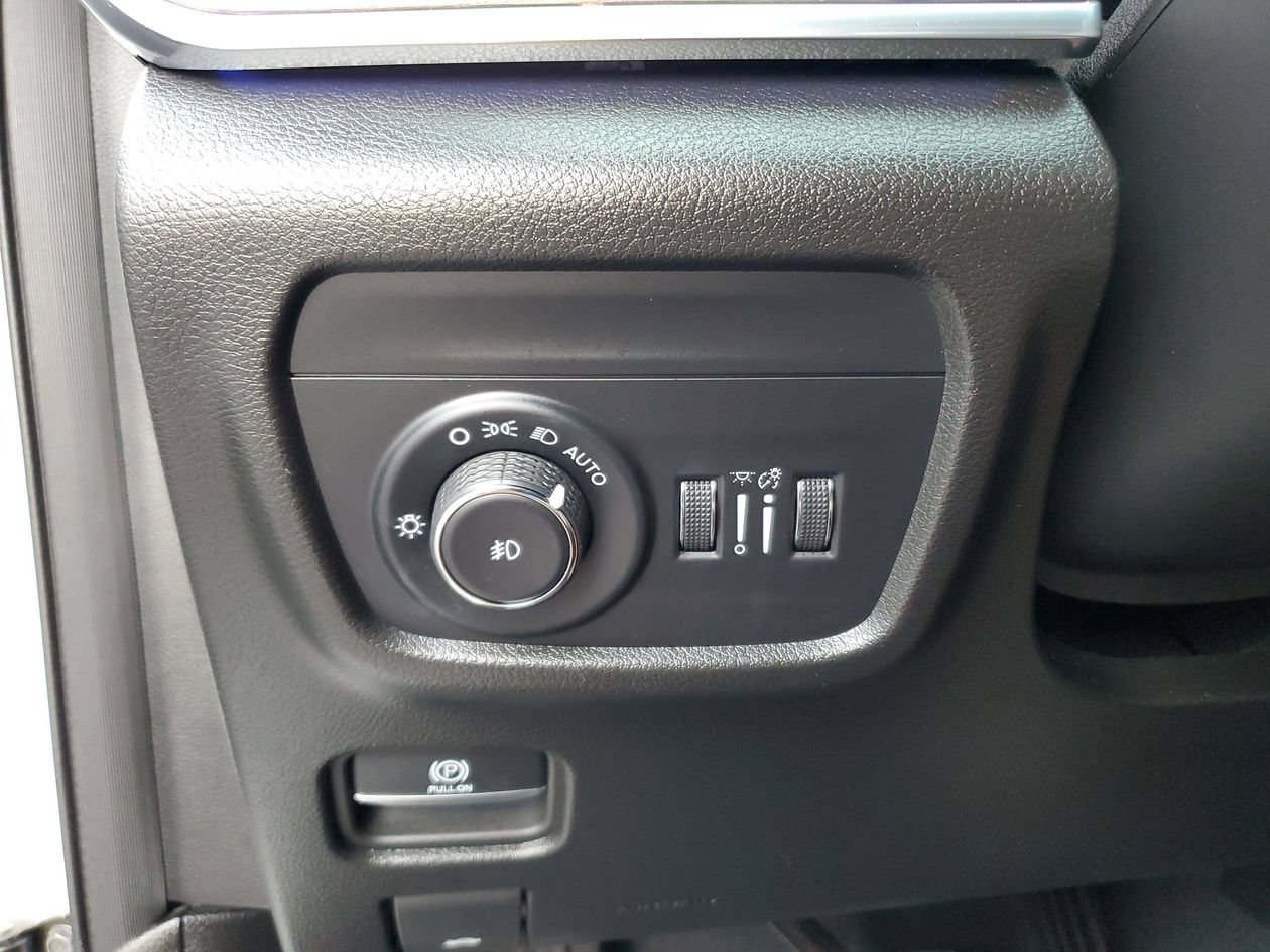 Used 2023 Jeep Grand Cherokee Summit w/ Adv Protech Group IV AWD/4WD image 28