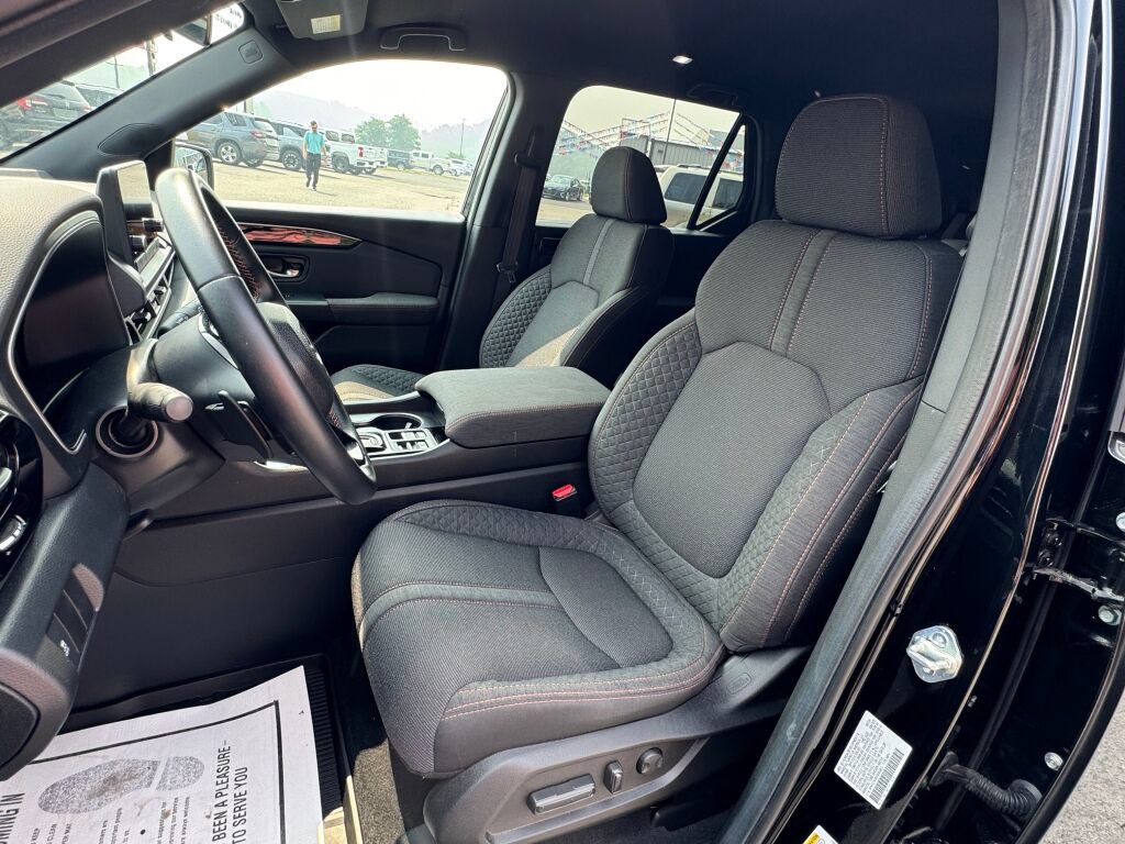 Used 2025 Honda Pilot Sport image 14