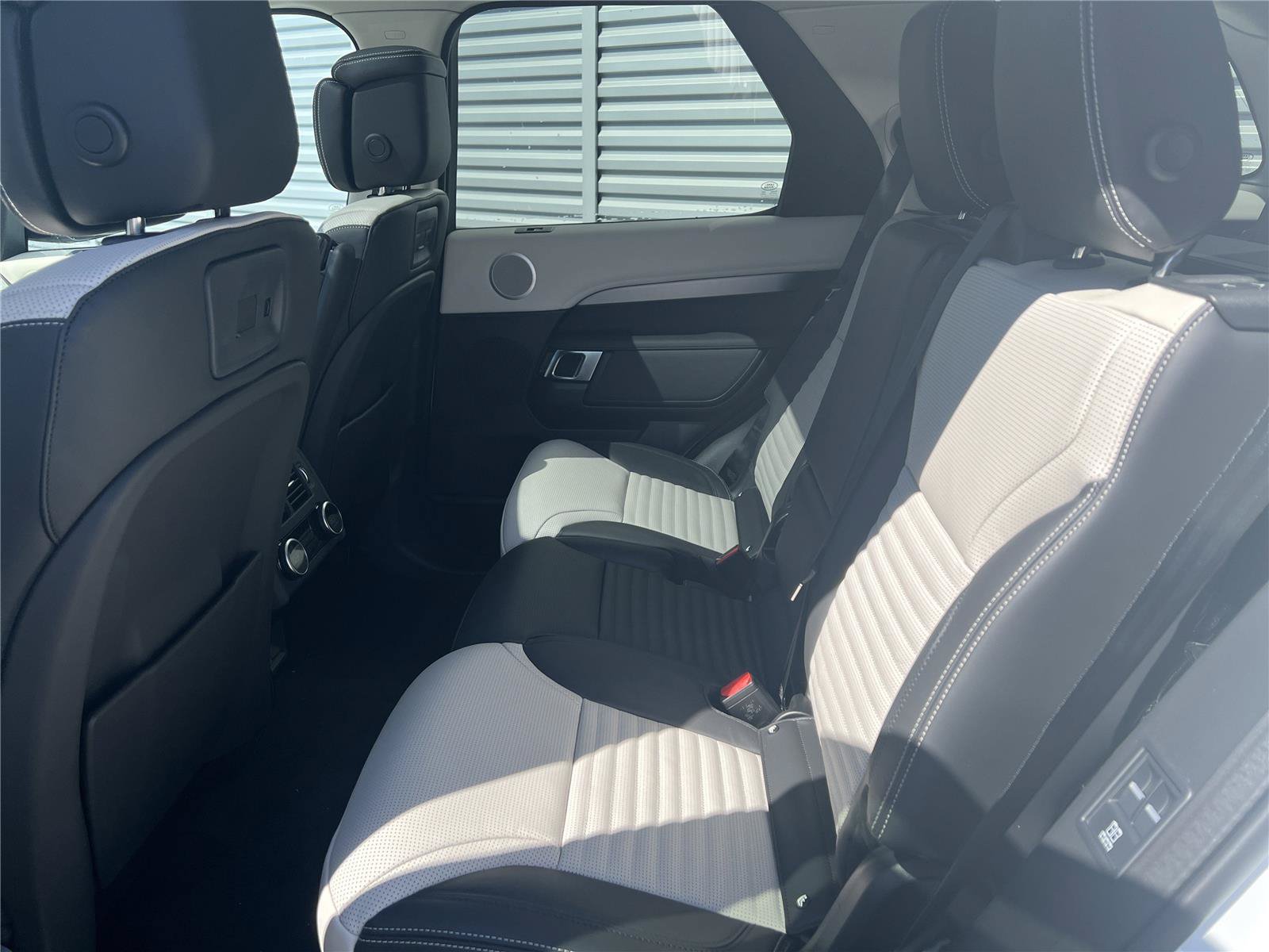 New 2026 Land Rover Discovery Limited Edition AWD/4WD image 8