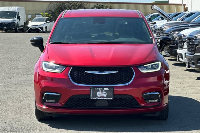 Used 2025 Chrysler Pacifica Select image 9