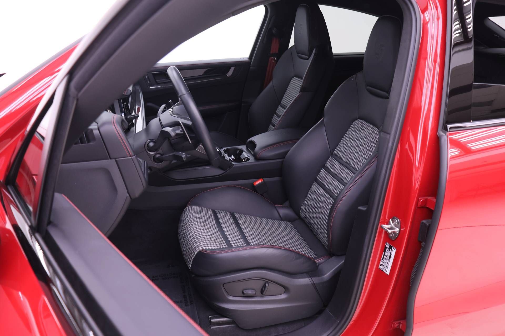Certified 2025 Porsche Cayenne GTS AWD/4WD image 5