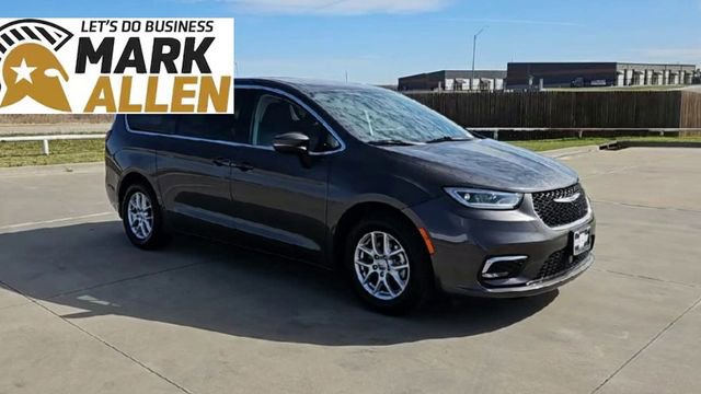 Used 2023 Chrysler Pacifica Touring-L FWD image 2
