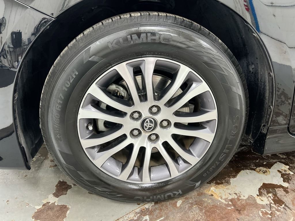 Used 2019 Toyota Sienna XLE image 28