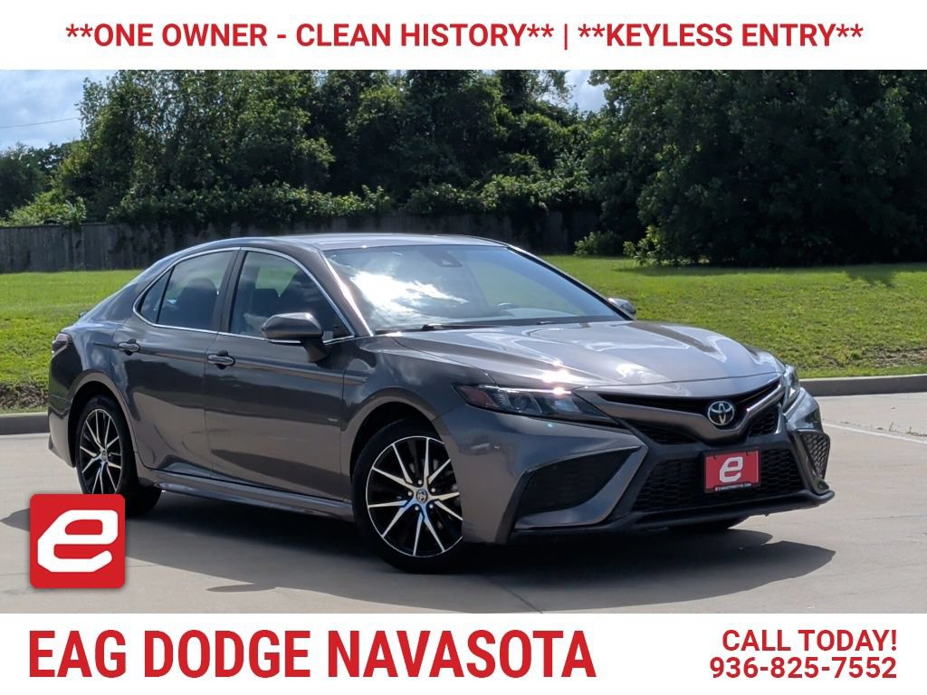 Used 2022 Toyota Camry SE FWD image 1