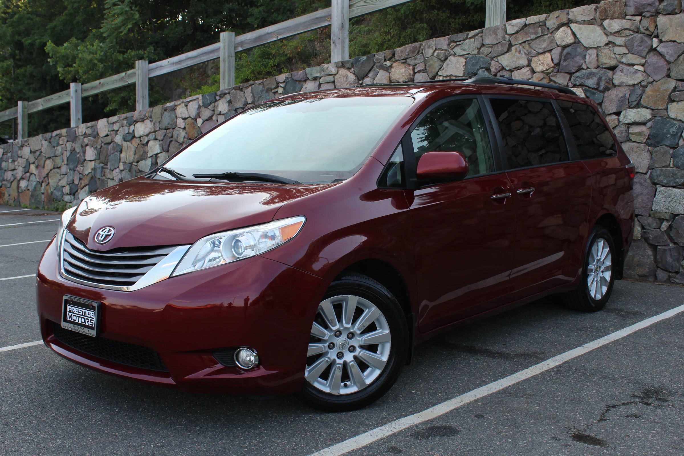 Used 2015 Toyota Sienna XLE Premium image 2