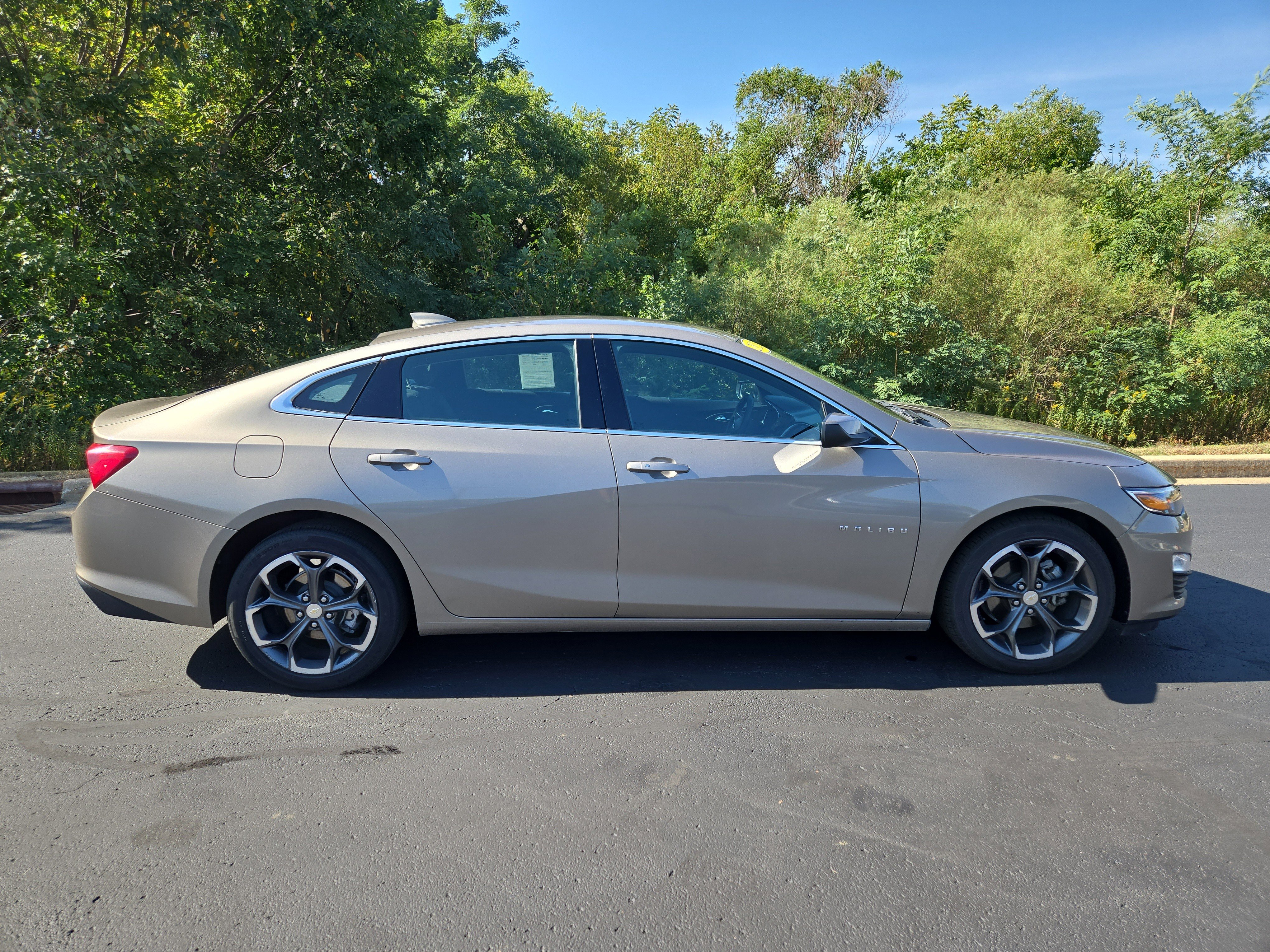 Used 2023 Chevrolet Malibu LT image 2