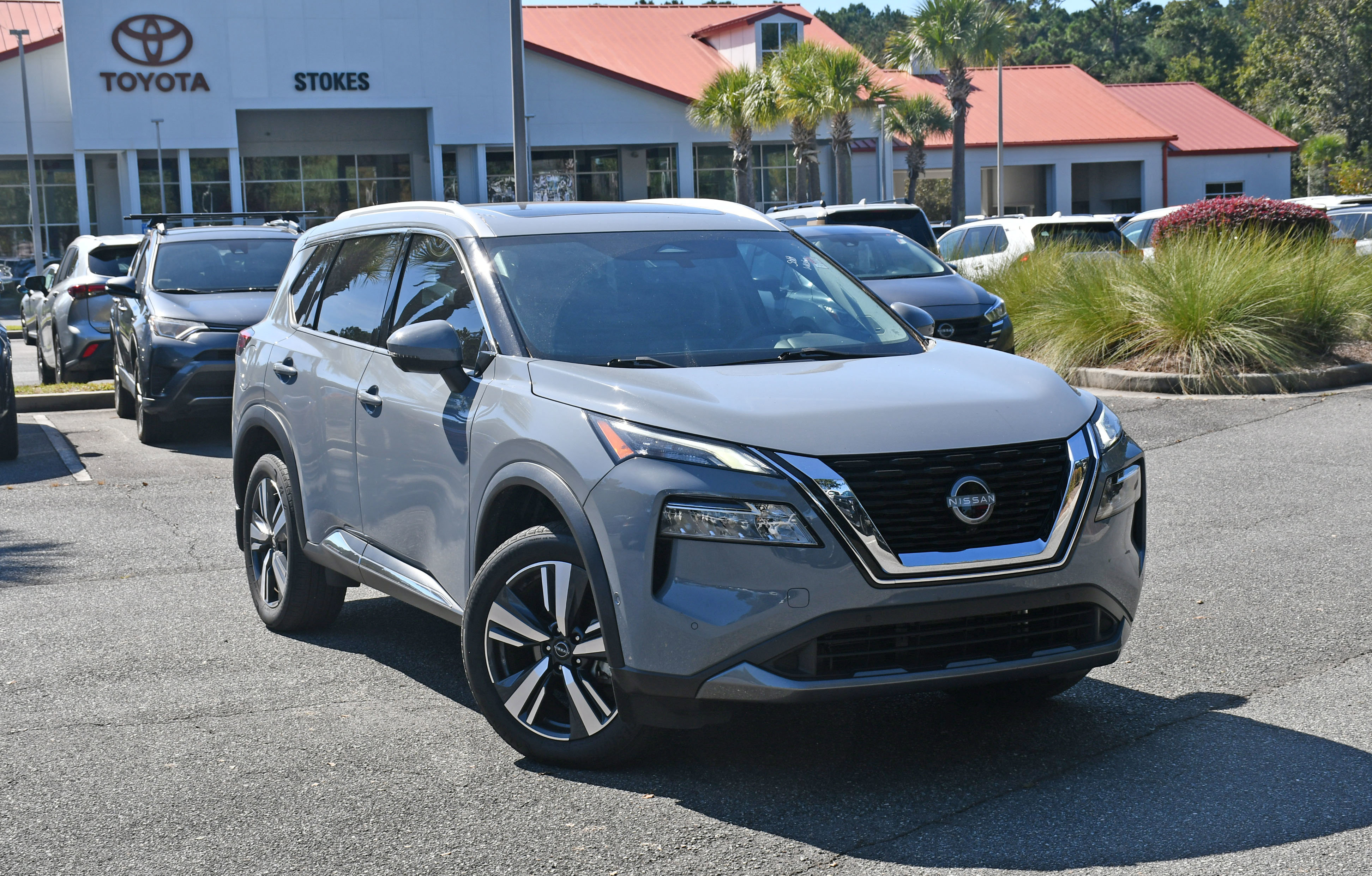 Used 2023 Nissan Rogue SL w/ SL Premium Package image 6