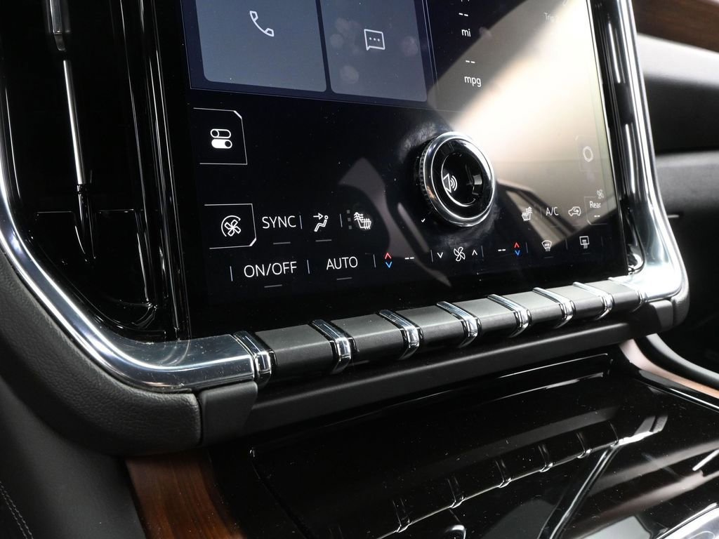 Used 2025 GMC Yukon XL Denali image 38