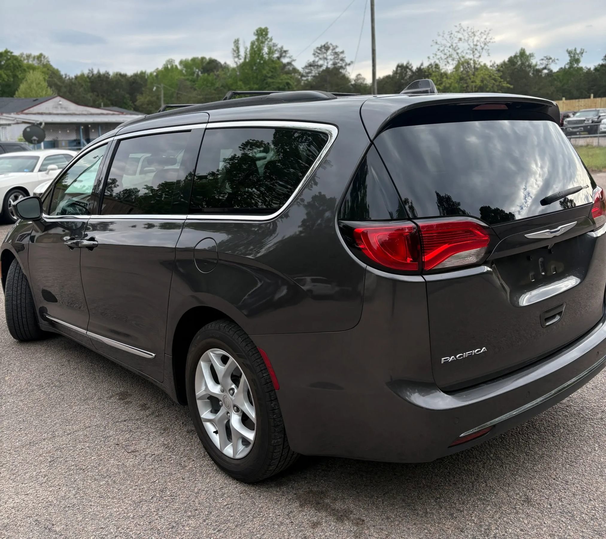 Used 2017 Chrysler Pacifica Touring-L w/ Tire & Wheel Group FWD image 4