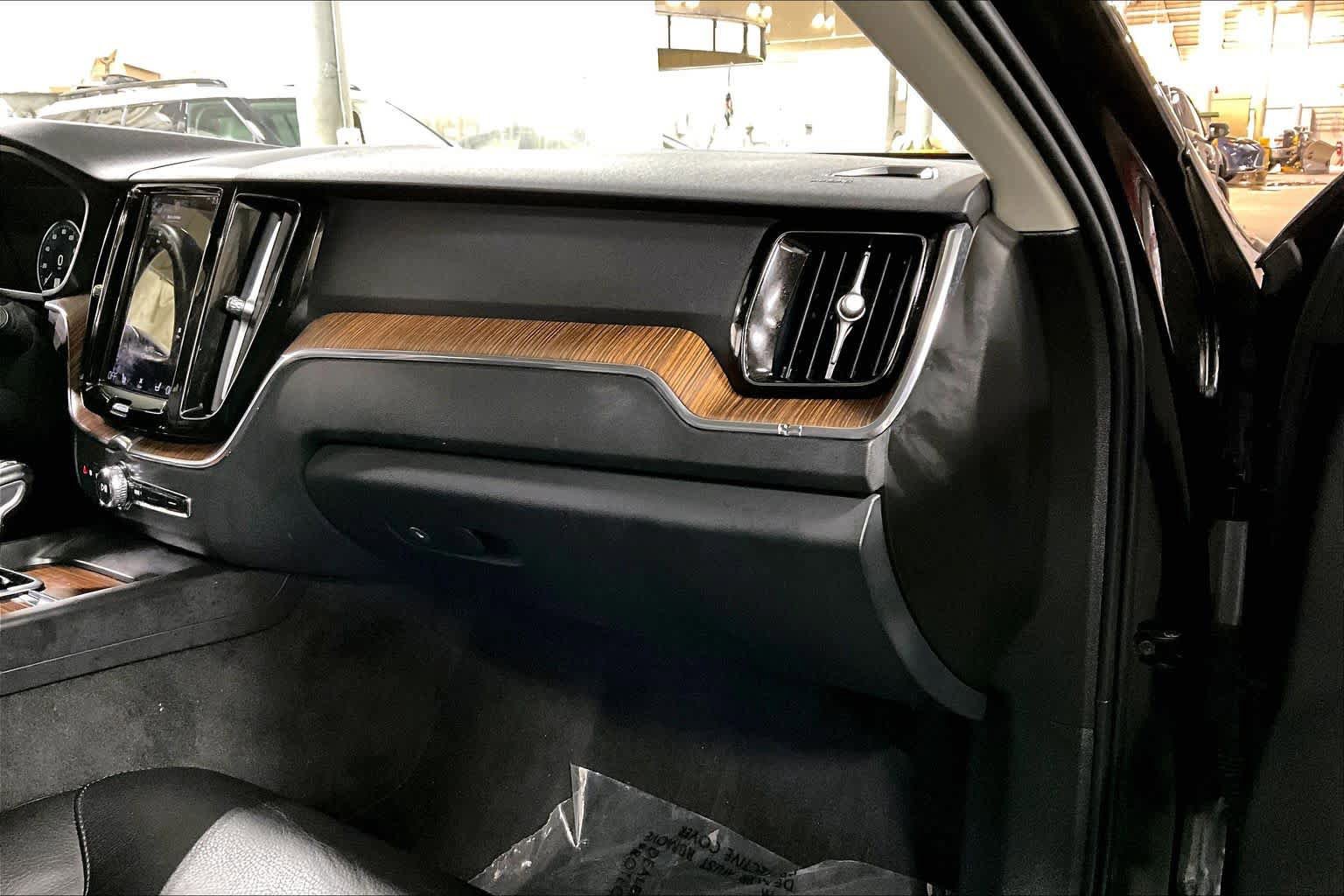 Used 2021 Volvo XC60 T5 Momentum w/ Premium Package AWD/4WD image 19