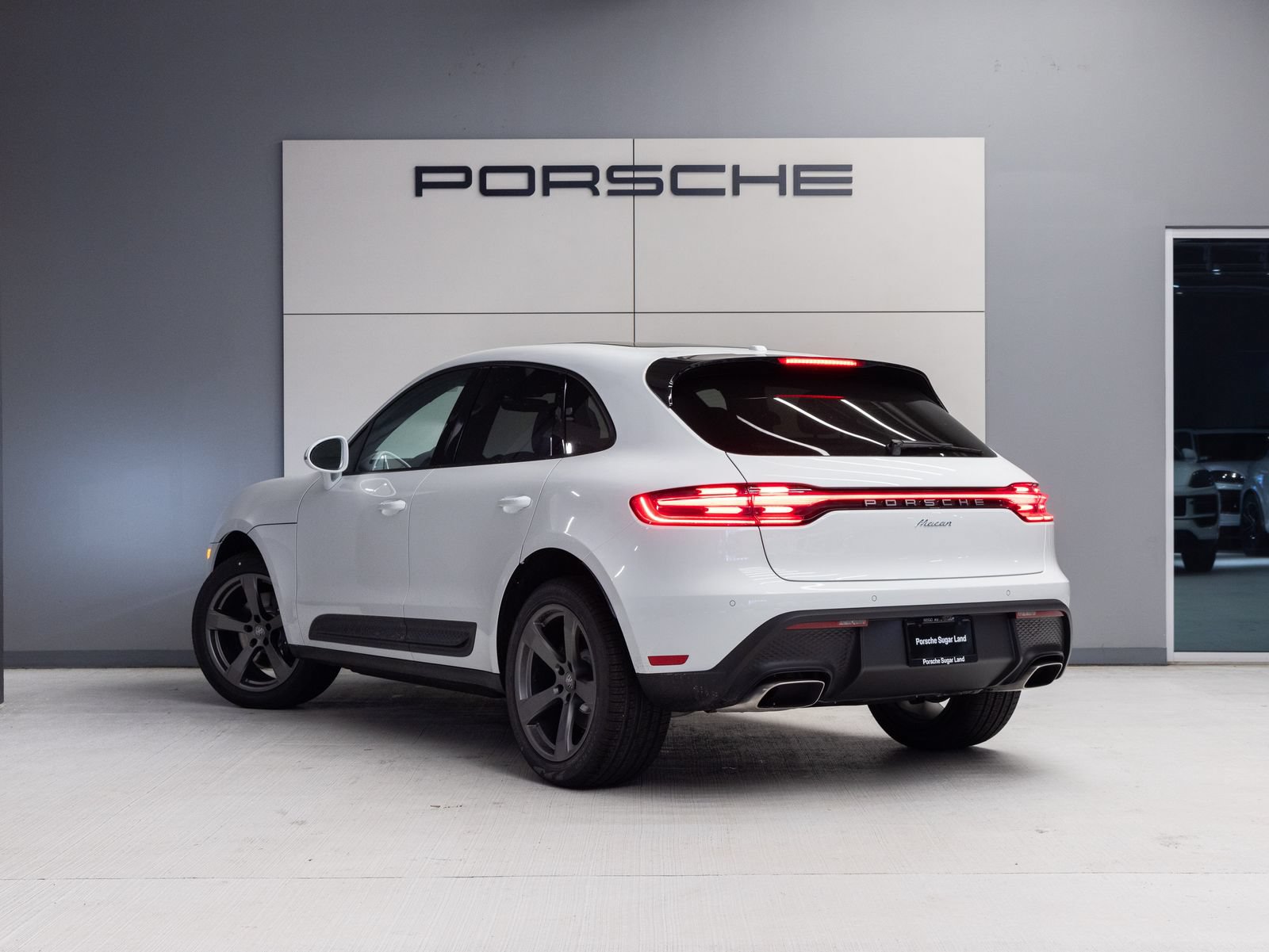 Certified 2026 Porsche Macan AWD/4WD image 3