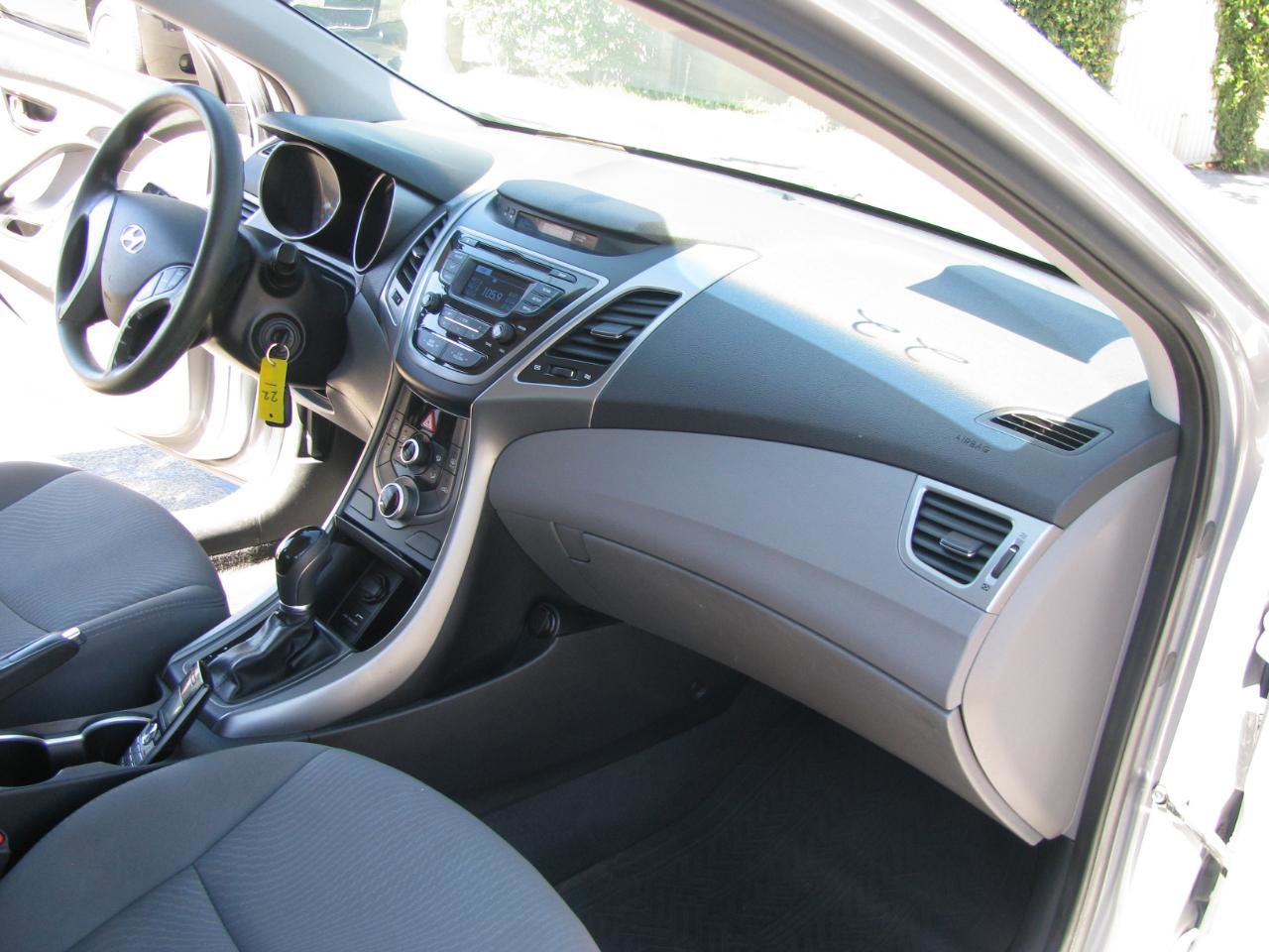 Used 2015 Hyundai Elantra SE FWD image 13