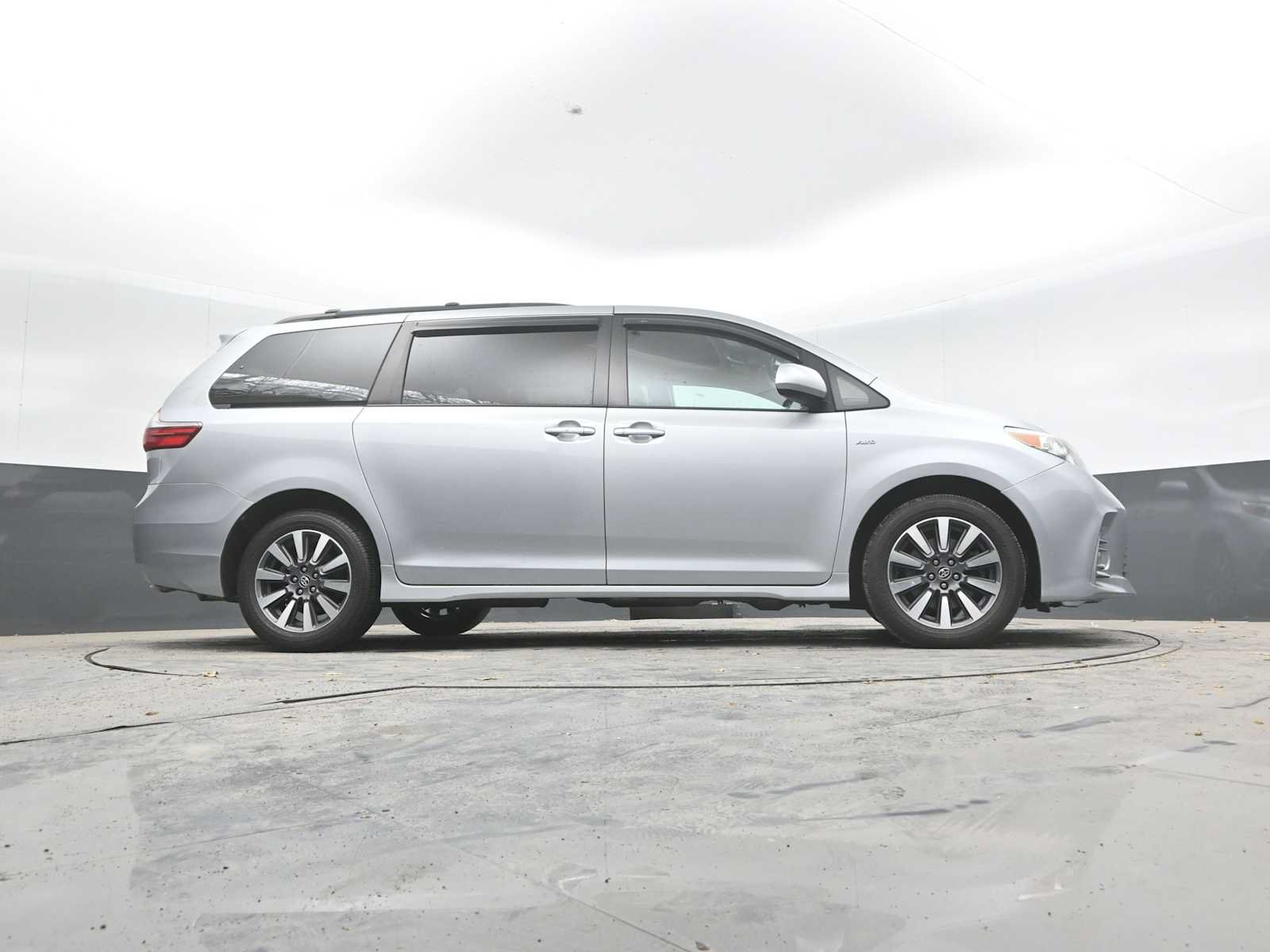 Used 2020 Toyota Sienna XLE w/ XLE Navigation Package AWD/4WD image 30