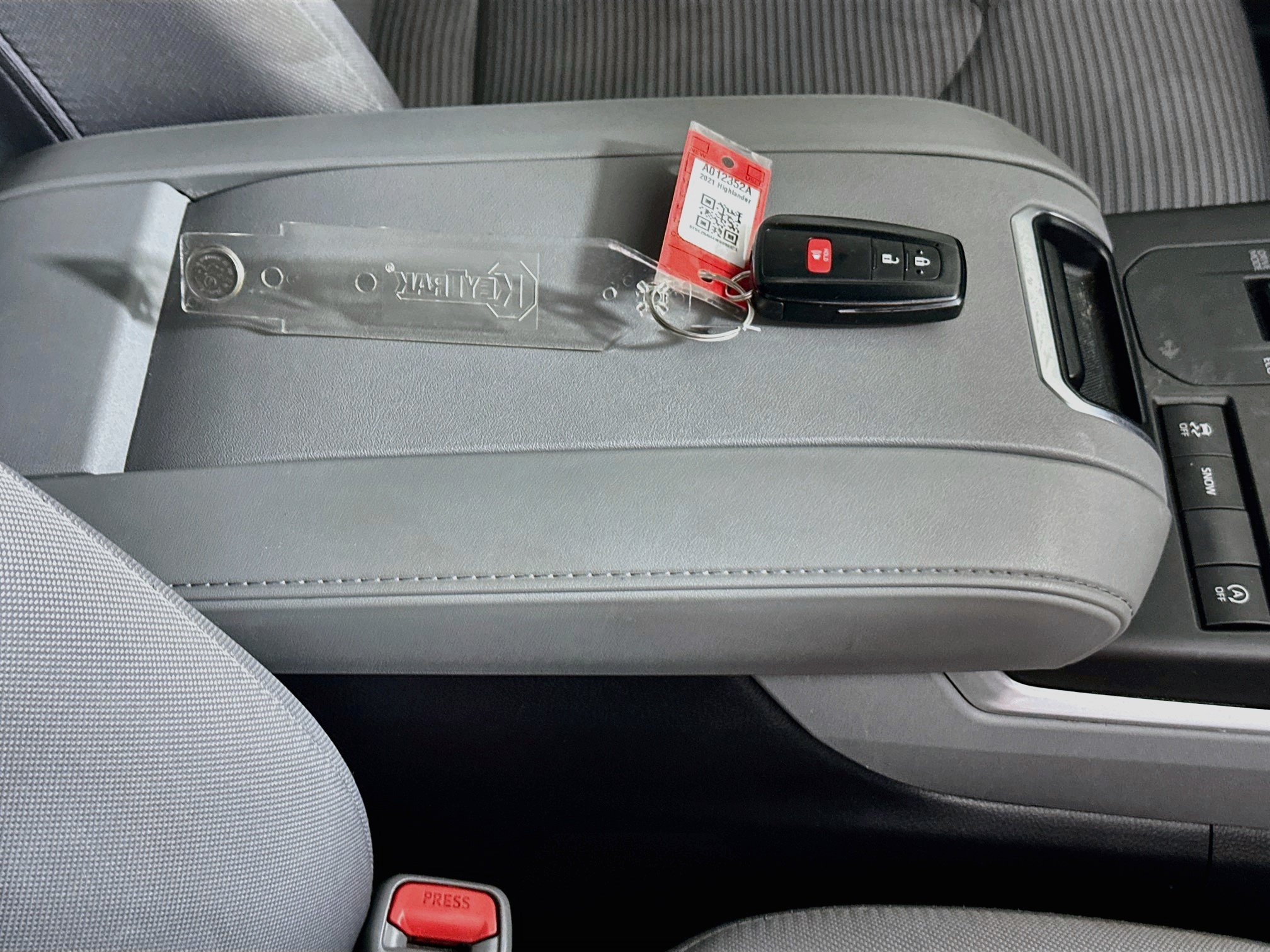 Used 2021 Toyota Highlander L FWD image 33