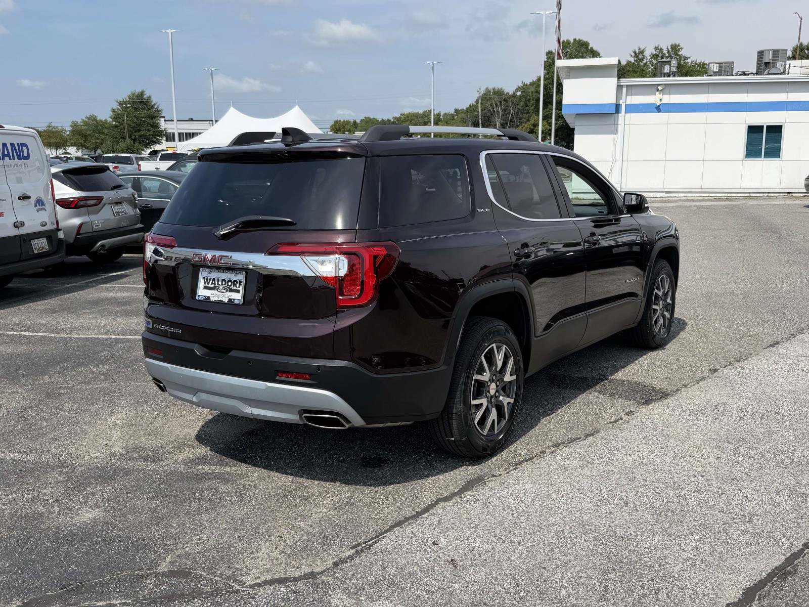 Used 2020 GMC Acadia SLE w/ Driver Convenience Package FWD image 2