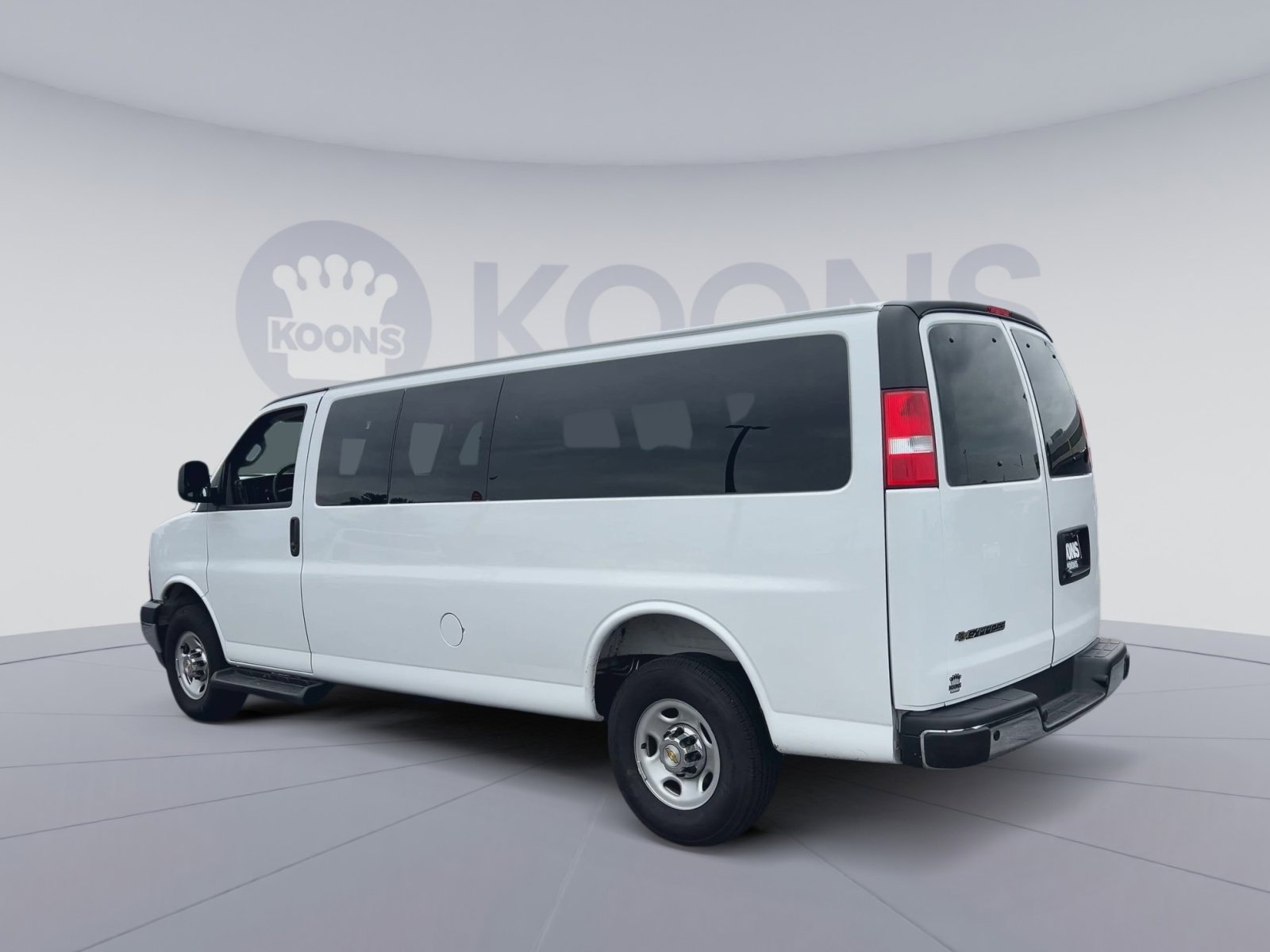 Used 2025 Chevrolet Express 3500 LT w/ LT Preferred Equipment Group RWD image 8