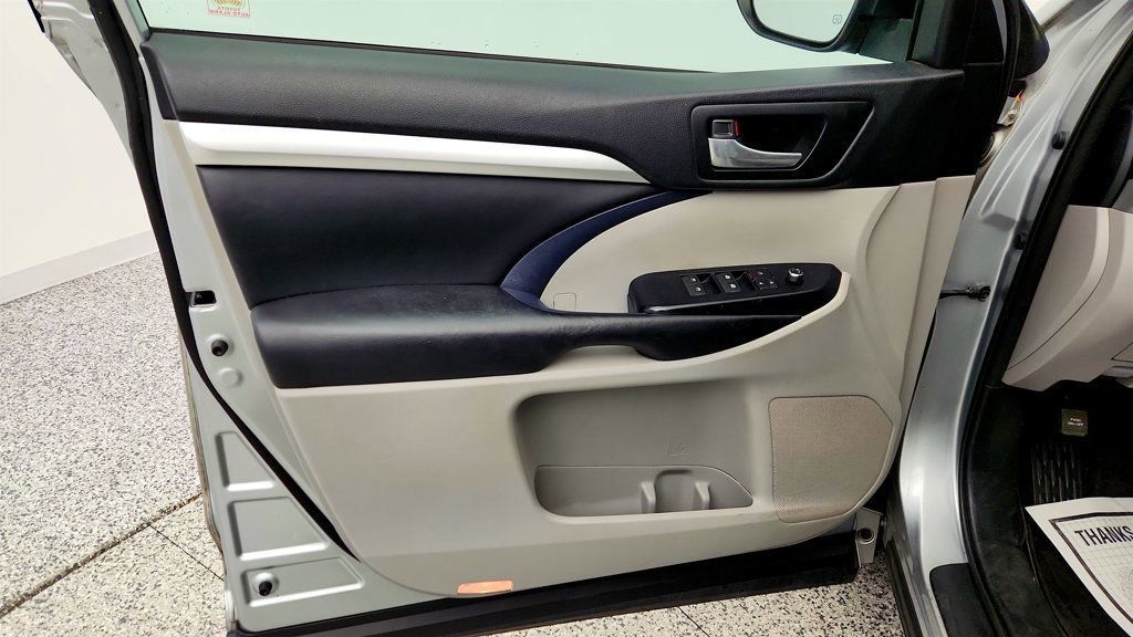 Used 2018 Toyota Highlander XLE FWD image 11