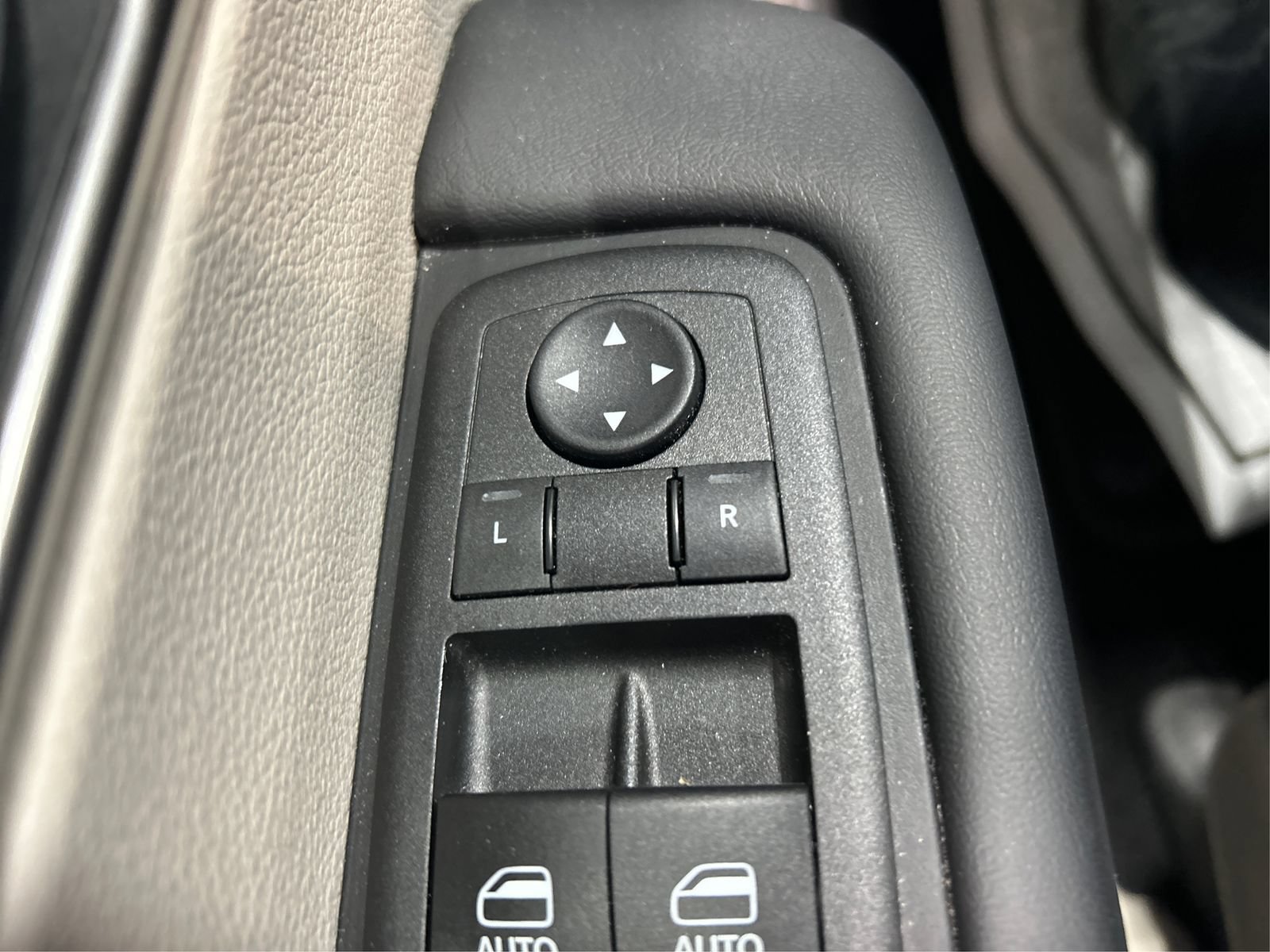 Used 2024 Chrysler Pacifica Touring-L AWD/4WD image 32