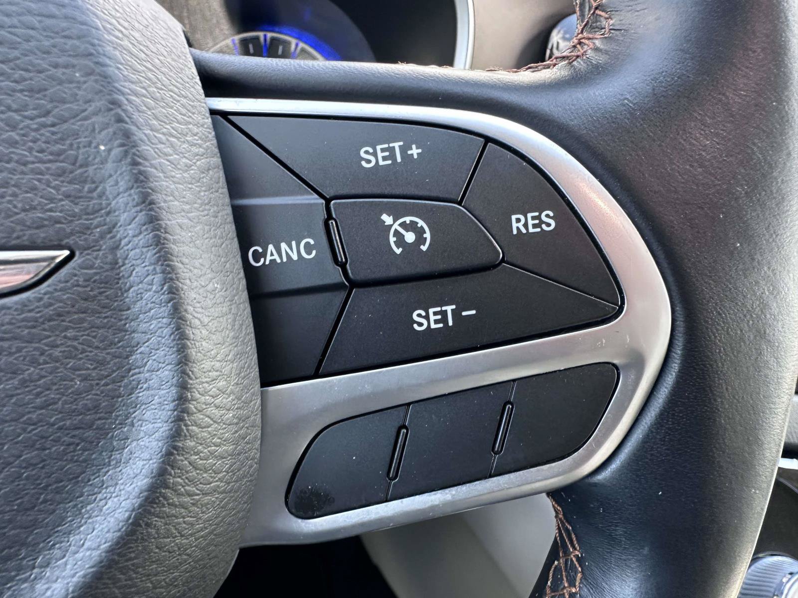 Used 2017 Chrysler Pacifica Touring-L FWD image 17
