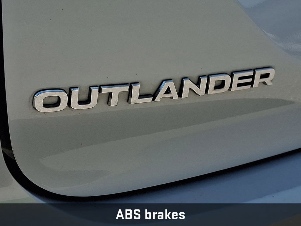 Used 2022 Mitsubishi Outlander SE image 22