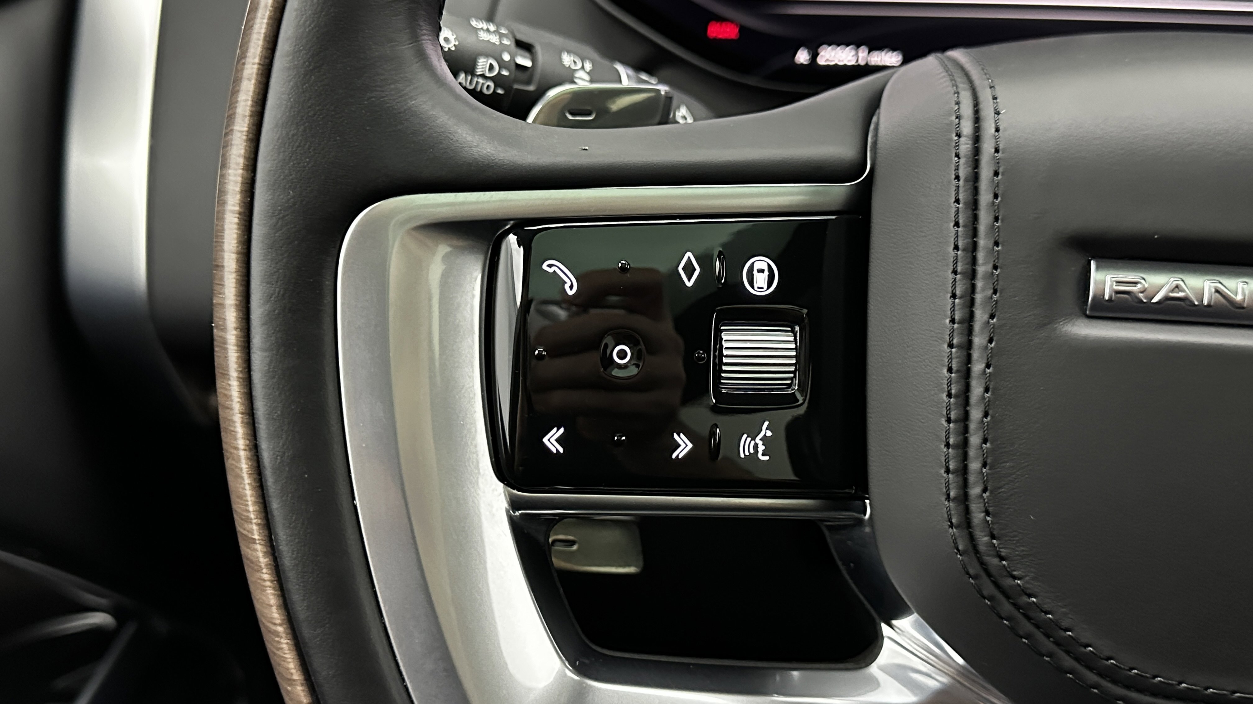 Used 2025 Land Rover Range Rover Long Wheelbase SE image 27