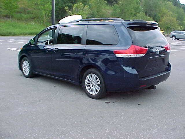 Used 2012 Toyota Sienna XLE FWD image 9