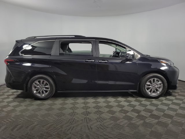 Used 2025 Toyota Sienna XLE w/ XLE Plus Package FWD image 11