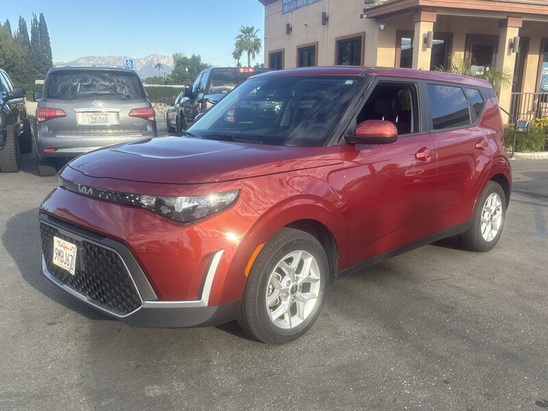 Used 2024 Kia Soul LX w/ Option Group 015 FWD image 2