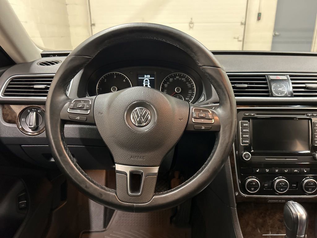 Used 2014 Volkswagen Passat TDI SEL Premium FWD image 17