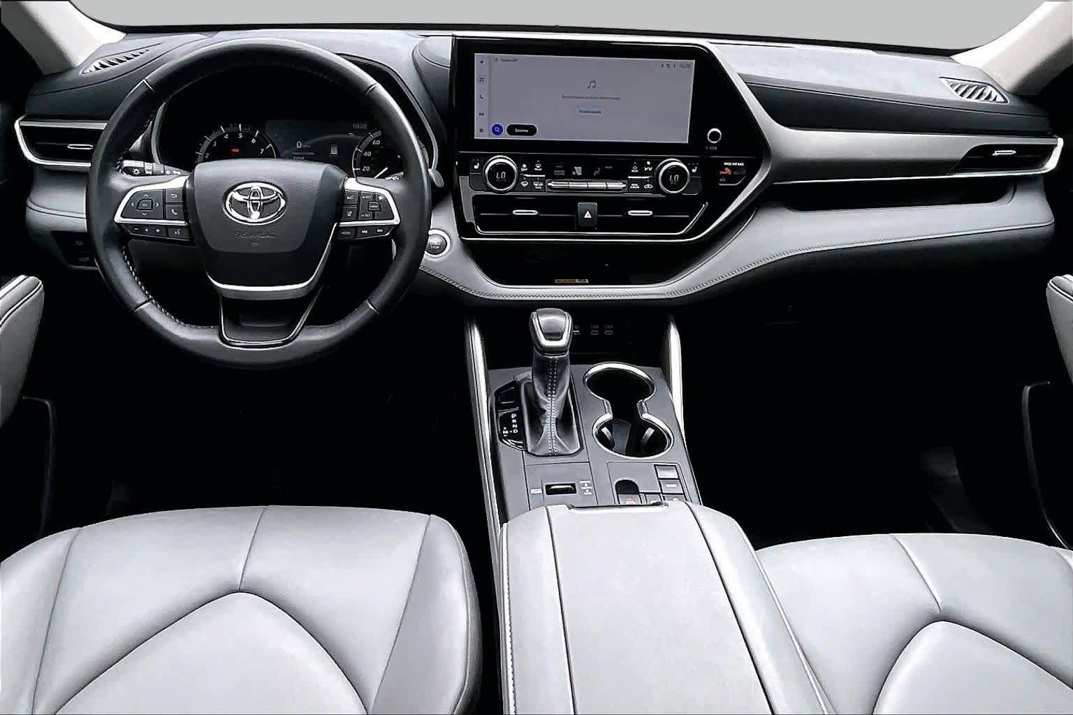 Used 2024 Toyota Highlander XLE FWD image 16