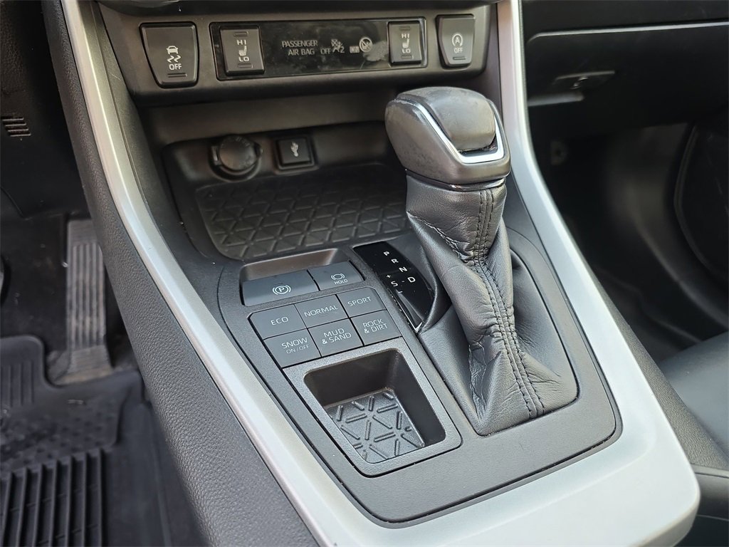 Used 2022 Toyota RAV4 XLE Premium image 16