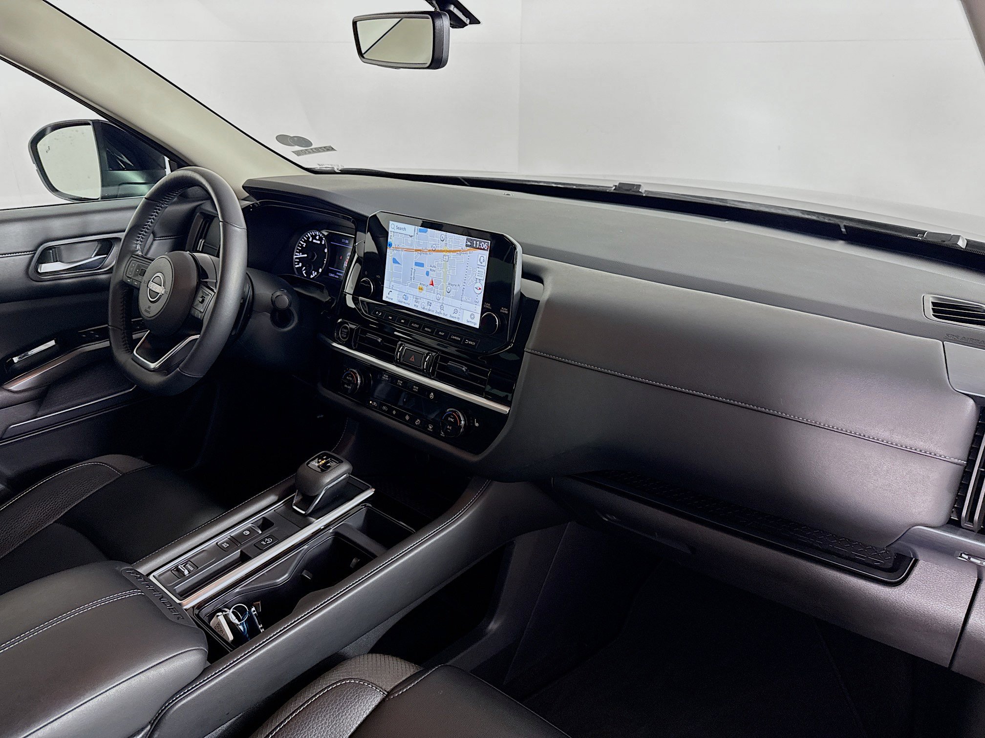 Used 2024 Nissan Pathfinder SL w/ Black Appearance Package image 38