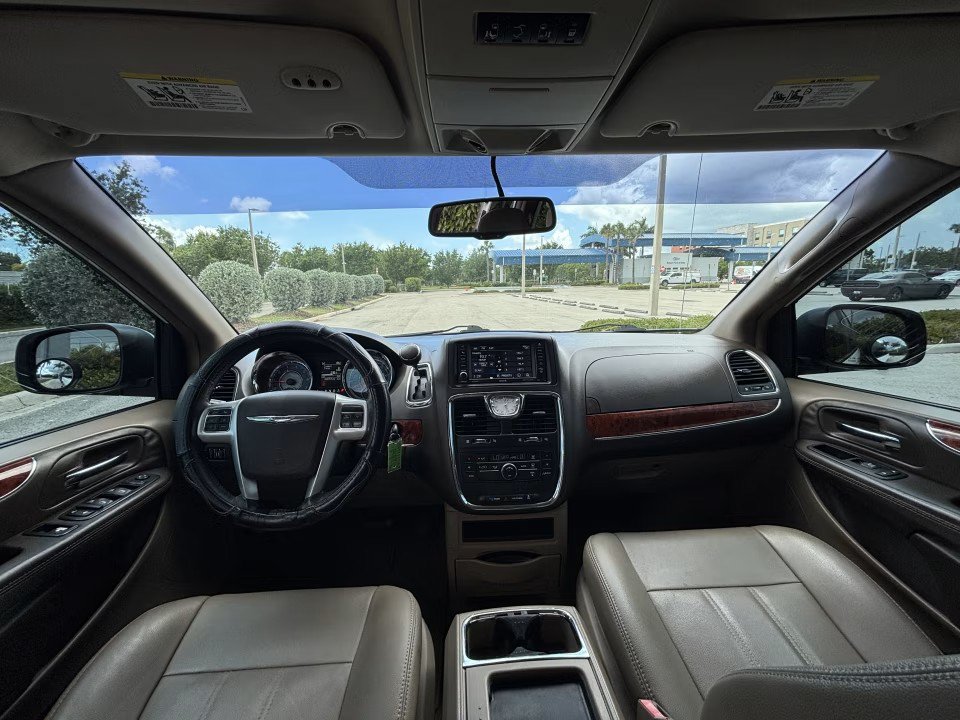 Used 2016 Chrysler Town & Country Touring FWD image 10