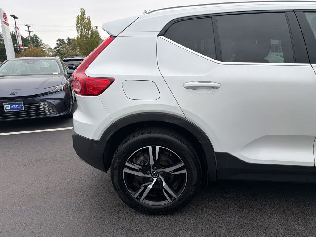 Used 2023 Volvo XC40 B5 Plus AWD/4WD image 4