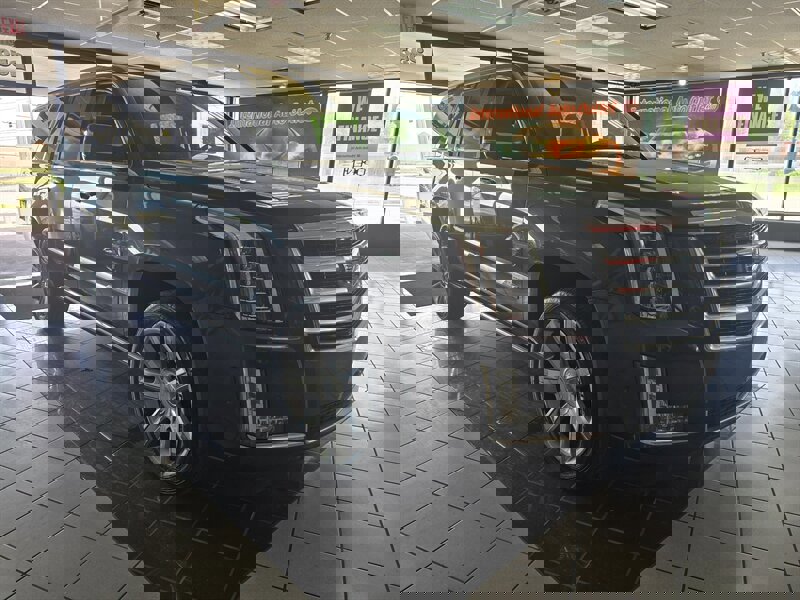 Used 2017 Cadillac Escalade ESV Premium Luxury AWD/4WD image 3