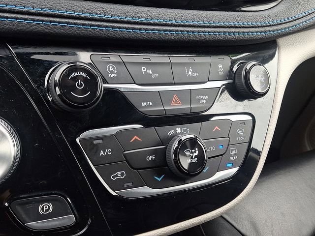 Used 2021 Chrysler Pacifica Touring-L image 16