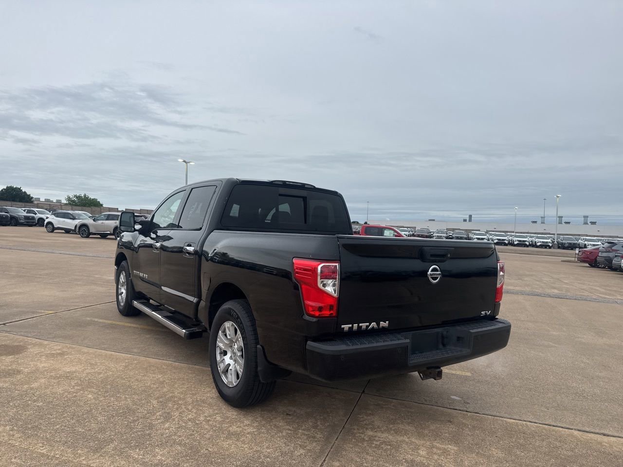 Used 2018 Nissan Titan SV w/ SV Convenience Package RWD image 18