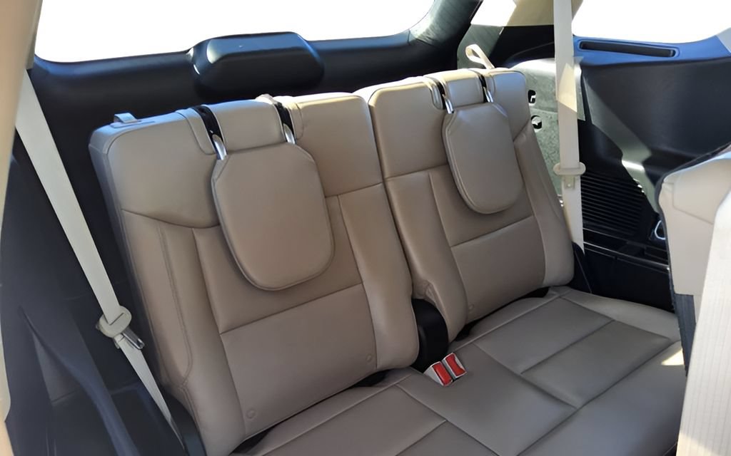 Used 2024 Ford Explorer XLT w/ Equipment Group 202A AWD/4WD image 35