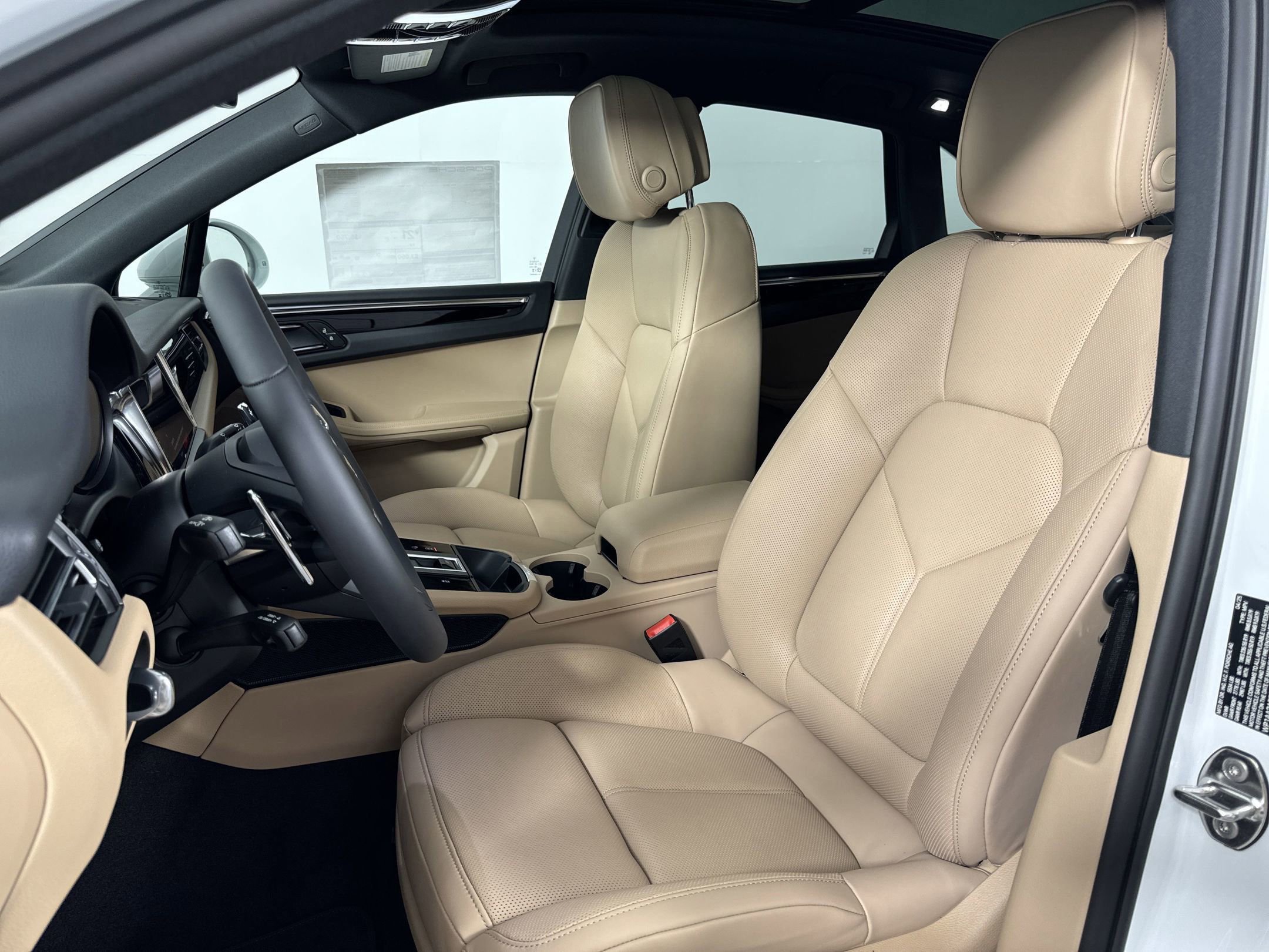 Certified 2025 Porsche Macan image 5