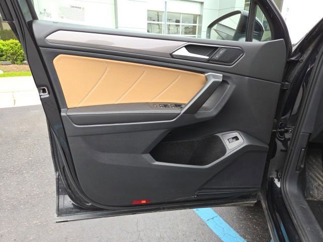 Used 2024 Volkswagen Tiguan SE w/ Panoramic Sunroof Package AWD/4WD image 12