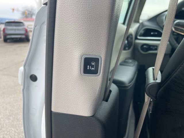 Used 2024 Chrysler Pacifica Touring-L image 19