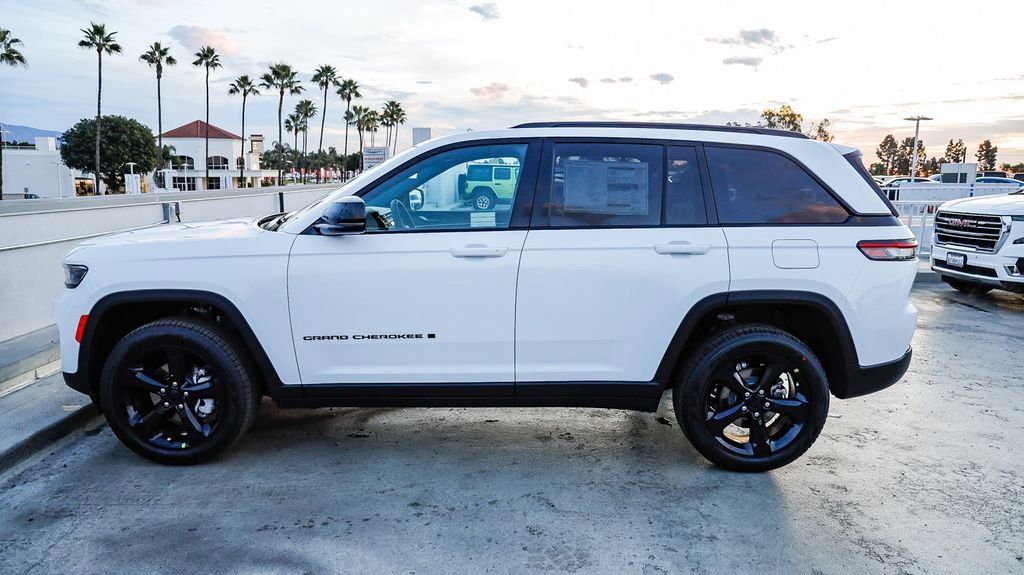 New 2025 Jeep Grand Cherokee Limited w/ Black Appearance Package image 14