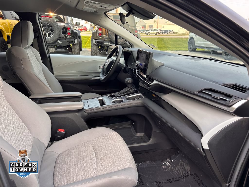Used 2025 Toyota Sienna LE FWD image 20