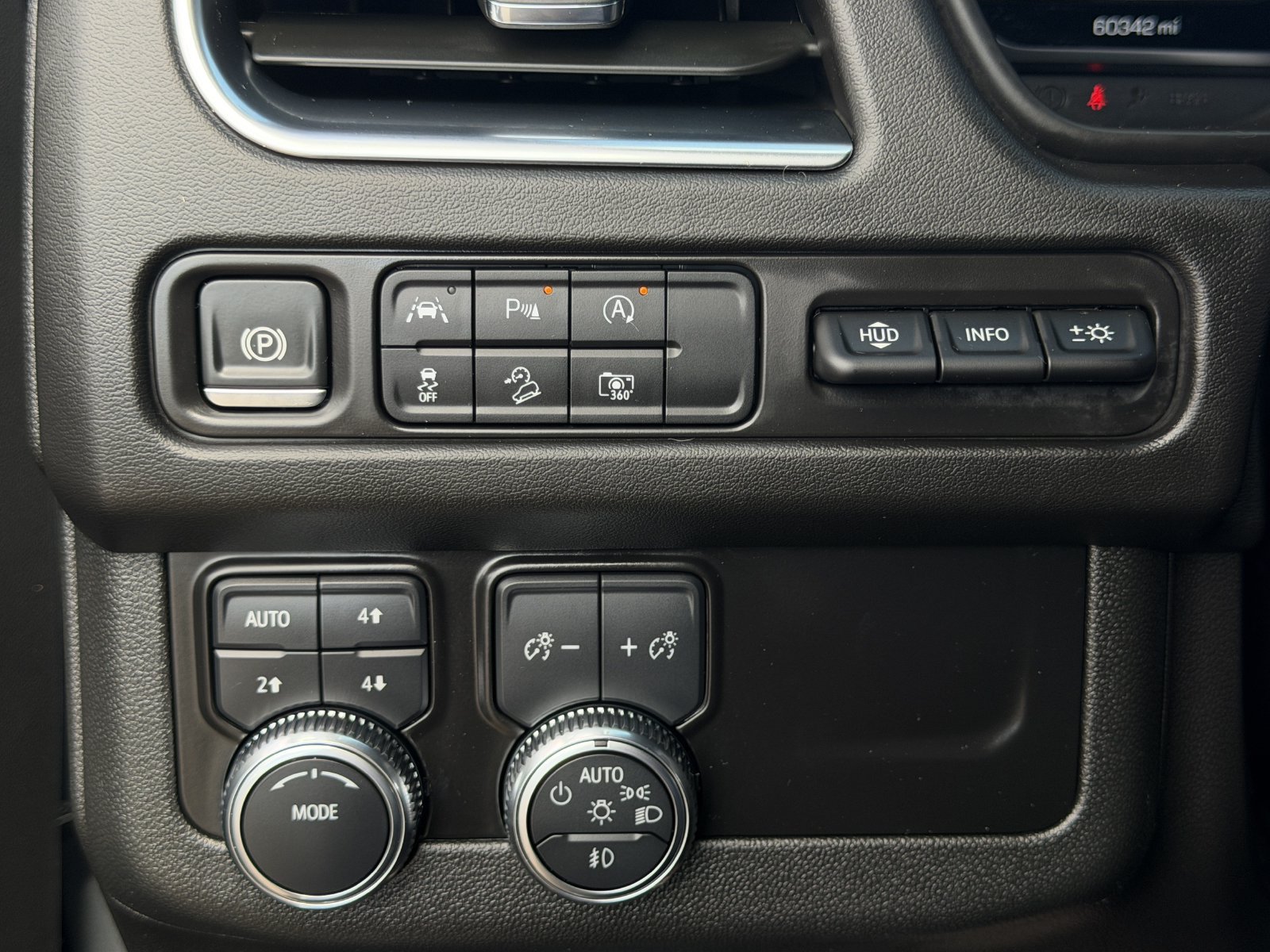 Used 2024 GMC Yukon AT4 w/ Technology Package AWD/4WD image 24