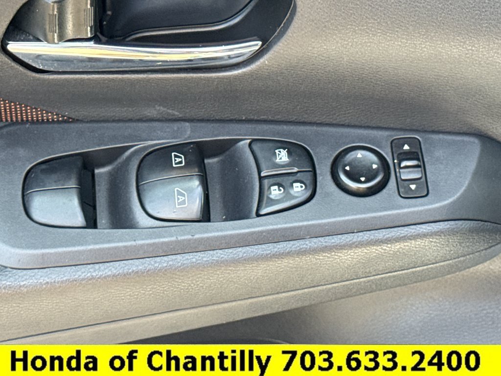 Used 2022 Nissan Kicks SR FWD image 17