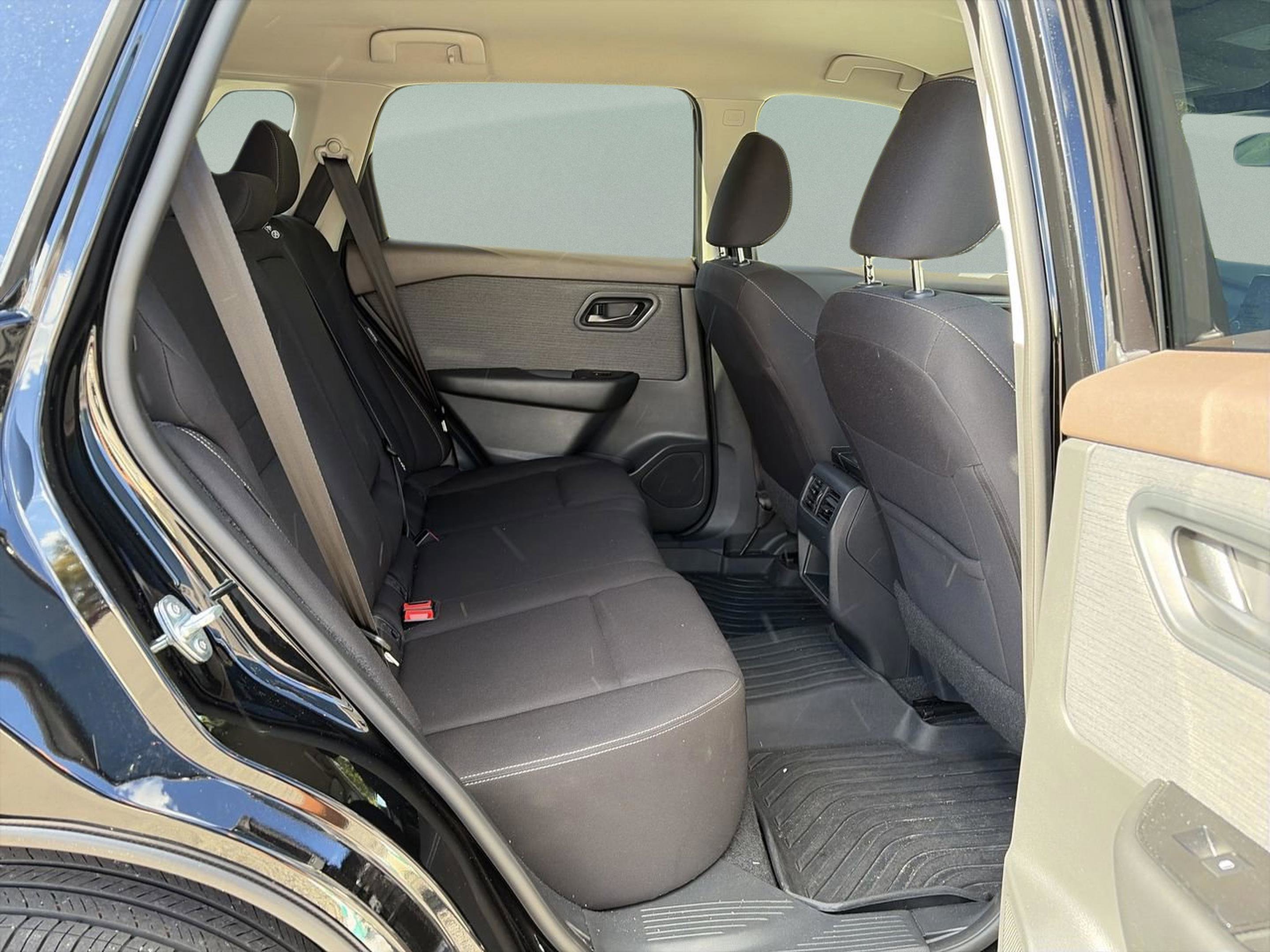 Used 2023 Nissan Rogue S image 16