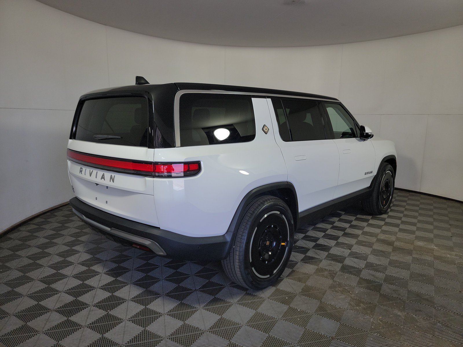 Used 2025 Rivian R1S Adventure AWD/4WD image 5
