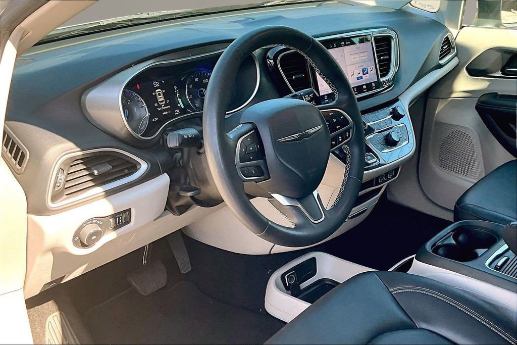 Used 2023 Chrysler Pacifica Touring-L image 17