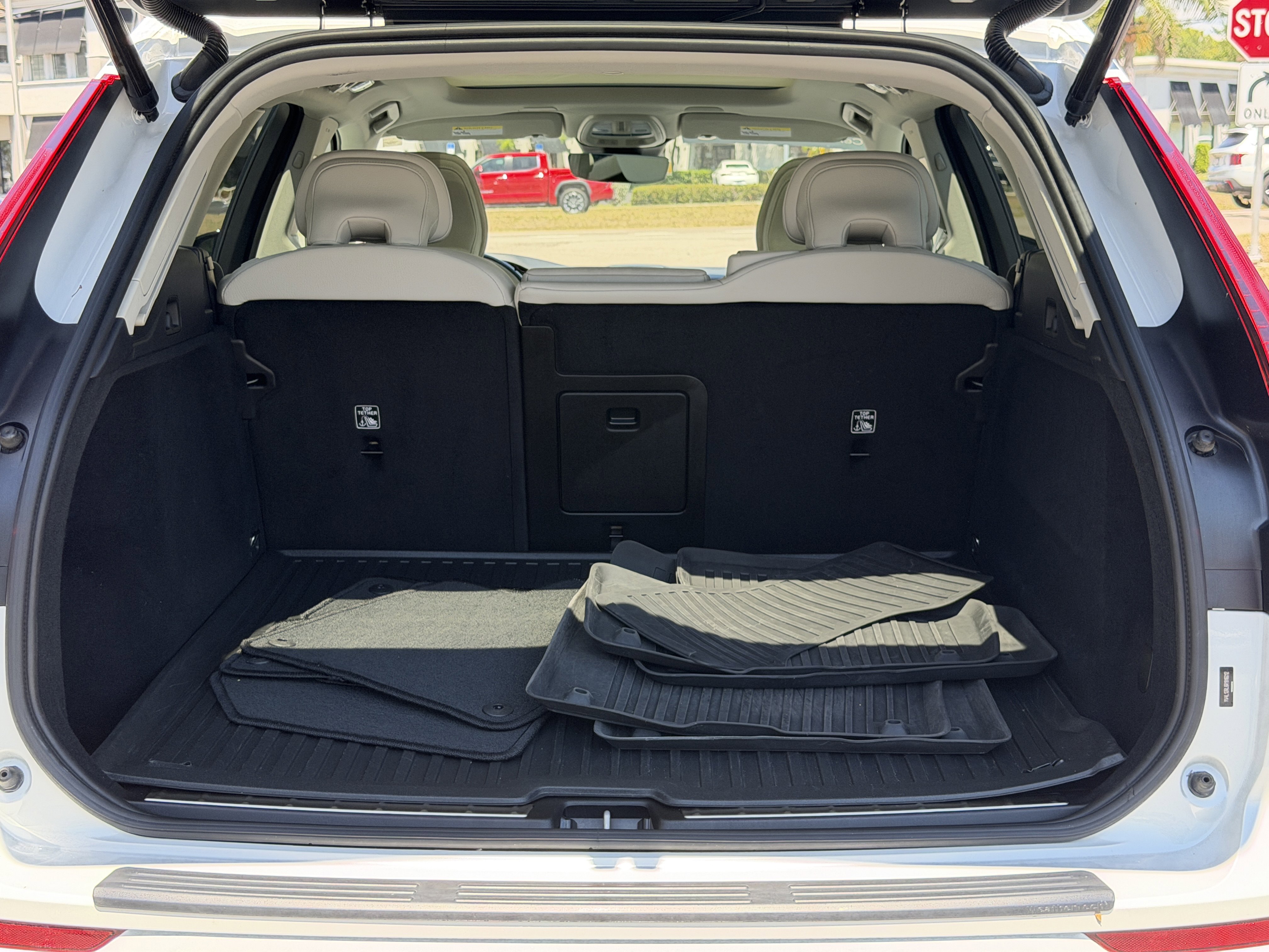 Certified 2024 Volvo XC60 B5 Plus w/ Climate Package AWD/4WD image 9