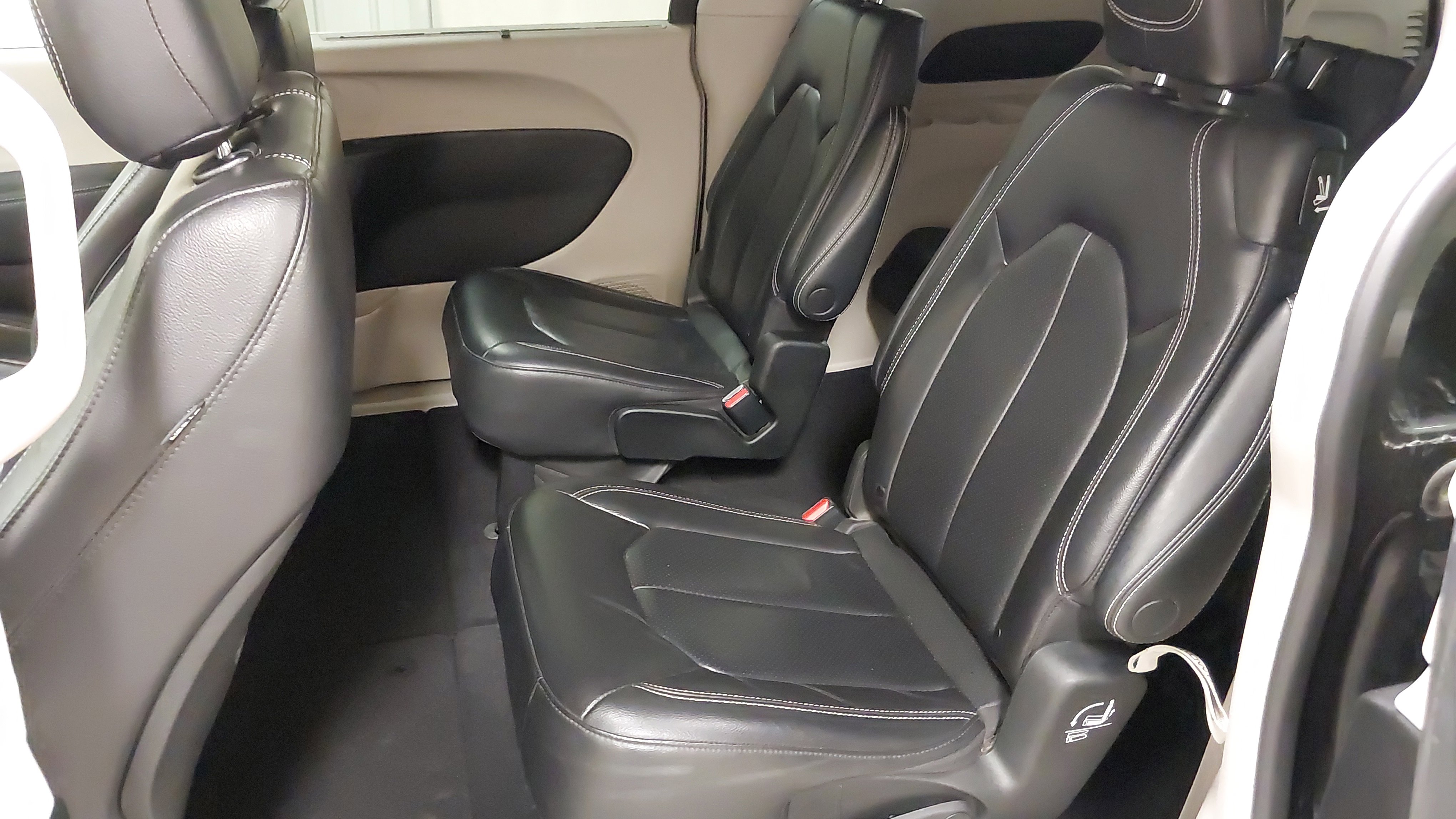 Used 2022 Chrysler Pacifica Touring-L image 38